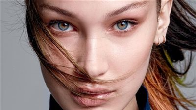 بيلا حديد تُوضح موقفها من عمليات التجميل