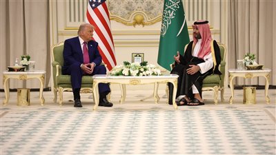 ترامب مازحًا مع ولي العهد محمد كيف تنام 