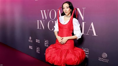 سارة طيبة تتألق بفستان غريب في مهرجان كان