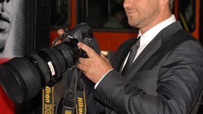 Gerard Butler يضيف لمسة خفة دم لعرض فيلمه في الرياض 