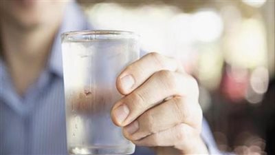 دراسة تحذر من مخاطر شرب الماء المثلج