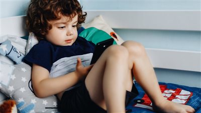 الشاشات وتأثيرها على لغة الأطفال: دراسة أسترالية تكشف الحلول