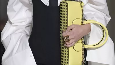 أبرز إكسسوارات الحقائب لعام 2025
