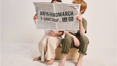 مجموعة Uniqlo x Anya Hindmarch لصيف 2025 على الأبواب