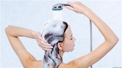 عالم الأحياء الدقيقة يحسم الجدل حول الاستحمام صباحًا أم مساءً؟