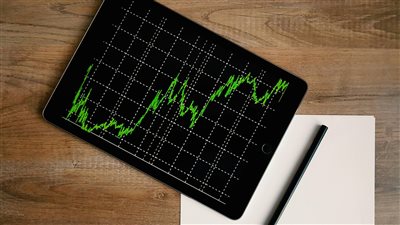 لا يزال الاقتصاد العالمي محفوفًا بعدم اليقين هل هناك ما يطمئن؟ 
