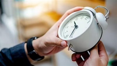 لماذا قد يسبب لك التوقيت الصيفي صداعًا وكيفية تجنبه