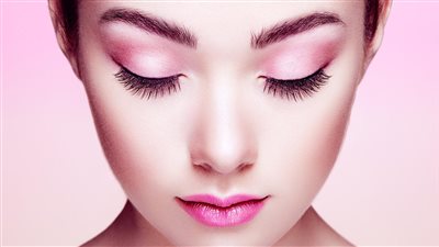 اتجاه الرموش الريشية يحل محل المغناطيسية في صالونات التجميل
