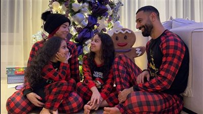 محمد صلاح يحتفل بجوائزه مع أسرته في آنفيلد