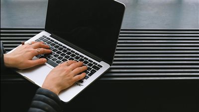 انتشار منصات التعلم المدعومة بالذكاء الاصطناعي التي تعتمد على التخصيص الذكي لتعزيز الحفظ وتطوير المهارات بسرعة أعلى