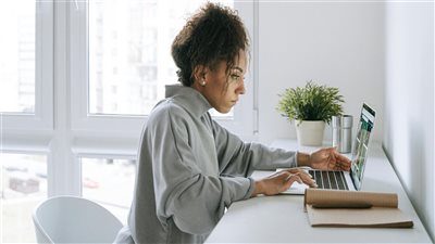 تقنية التعلم المتباعد تعود إلى الواجهة كأحد أكثر الأساليب فاعلية في ترسيخ المعلومات وتحسين الأداء الدراسي