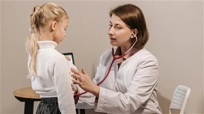 تحذيرات طبية من تدهور صحة الأطفال عالميًا مع ارتفاع معدلات السمنة واضطرابات النوم وضغط الدم في سن مبكرة