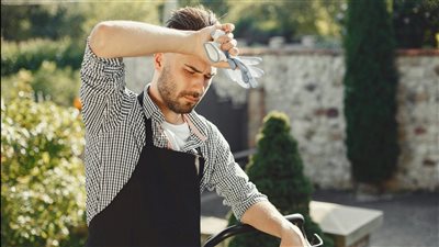 تحذيرات طبية من ارتفاع حالات الإجهاد الحراري مع موجات الطقس الحارة ودعوات للإكثار من شرب المياه وتجنب التعرض المباشر للشمس
