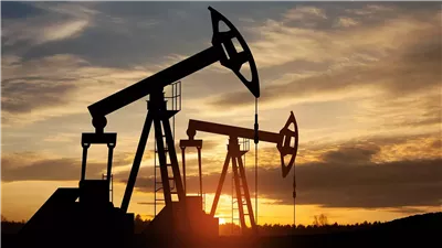 النفط يتراجع بنسبة 0.79% لكنه يظل فوق 90 دولارًا للبرميل
