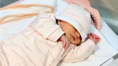 ممرضة تنقذ رضيعًا وُلد في مرحاض طائرة بوزن 820 جرامًا 