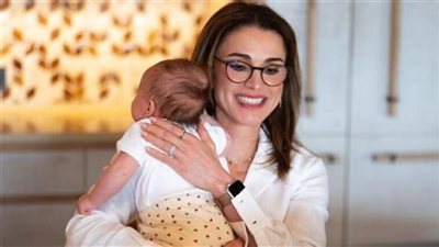الملكة رانيا تشارك لحظات دافئة مع حفيدتها في أول اجتماع عبر زووم