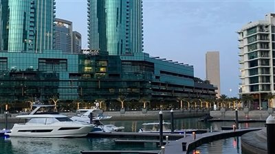 البحرين تستثمر في تطوير البنية التحتية السياحية.