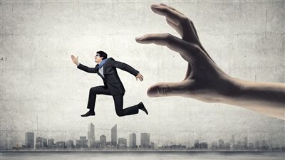 رجل يهرب من الإقامة الجبرية داخل حقيبة آلة موسيقية