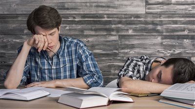 دراسة تكشف: تأثير نقص النوم على أداء الطلاب الأكاديمي