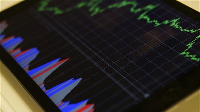 الأسهم الآسيوية تتأثر بتقلبات وول ستريت.