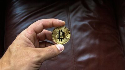 بيتكوين تظل فوق 71 ألف دولار رغم تذبذب السيولة