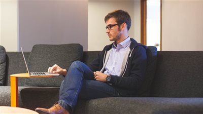 رواد أعمال يبتكرون نماذج عمل مرنة تعتمد على الذكاء الاصطناعي لتعزيز الإنتاجية في سوق العمل