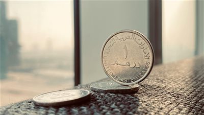 تراجع مفاجئ في سعر الدرهم الإماراتي أمام الدولار يقود لتوقعات بتحوّط المستثمرين