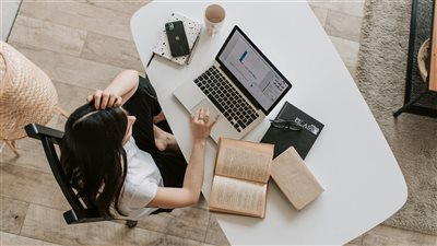 منهجية التركيز العميق تعود إلى الواجهة كأداة فعالة في مقاومة تشتت الانتباه وتحقيق التوازن في الحياة الرقمية