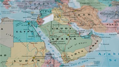 إيران تحذر مدمرة أمريكية في خليج عمان والبنتاغون يرد مؤكدًا على حرية الملاحة في المياه الدولية