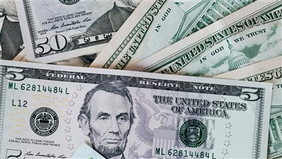 الجنيه المصري يبدأ تعاملات نهاية الأسبوع على استقرار نسبي أمام سلة العملات الأجنبية وسعر صرفه ليوم 25 يوليو 2025