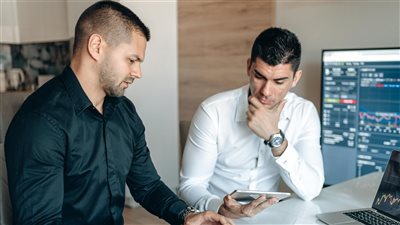 العودة إلى الأخلاق العملية: حوار فكري متجدد حول تطبيق المبادئ الفلسفية القديمة لمواجهة المعضلات الأخلاقية في عالم اليوم