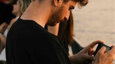 جدل فكري حول الذاكرة الرقمية: هل تجعلنا التكنولوجيا أكثر معرفة أم أنها تضعف قدرتنا على التذكر والتحليل العميق؟