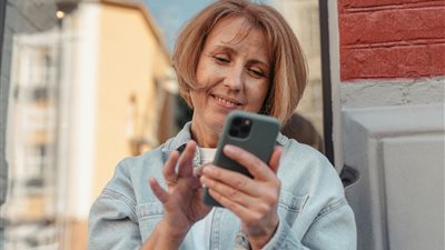 دراسة حديثة تحذر: الضوء الأزرق المنبعث من الشاشات قد يسرّع شيخوخة البشرة ويزيد من مخاطر التصبغات