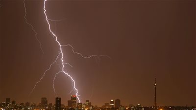 تقرير بيئي يحذر: الأمطار الحمضية تعود للظهور في مناطق صناعية جديدة وتهدد النظم البيئية الهشة