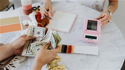 اقتصاد المبدعين: كيف يتحول المحترفون من موظفين إلى علامات تجارية شخصية تقدم خدمات استشارية للشركات الكبرى؟ 