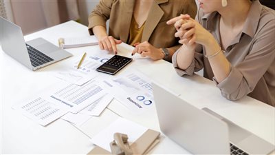 جدل فكري حول الحق في الانفصال الرقمي: هل يجب أن يصبح قطع الاتصال بالعمل خارج أوقات الدوام حقًا قانونيًا؟ 