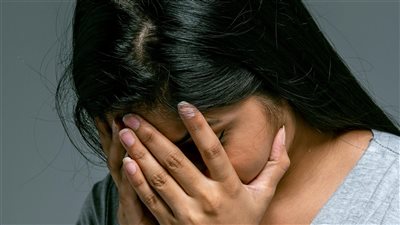 الفلسفة الساخرة: كيف تستخدم الكوميديا السوداء لمعالجة قضايا اجتماعية معقدة؟