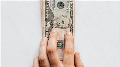 الدرهم الإماراتي يحافظ على استقراره وسط تقلبات العملات العالمية وتوازن العرض والطلب وسعر صرفه ليوم 4 أغسطس 2025