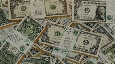 تراجع طفيف في سعر الجنيه المصري مقابل الدولار خلال جلسة التداول الأخيرة رغم تحسن مؤشرات السيولة وسعر صرفه ليوم 6 أغسطس 2025