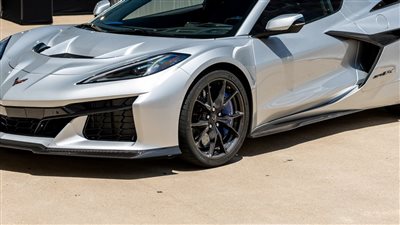 سيارة كورفيت ZR1X 2026 من شيفروليه تكشف عن قوّة مذهلة بسعر مغرٍ وإصدار محدود بـطلاء فضّي مطفي
