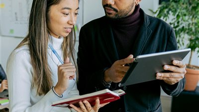 عندما تتقاطع الفلسفة مع العمل: كيف قد تُهمّش الكتابة التقنية أمام الحكمة العميقة في عصر الآلة؟