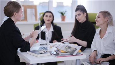 نمط التفكير الذي يُعدُ كأداة نقدية: فلسفة اليوم تتسلق سلم التطور لتقود وظائف الغد