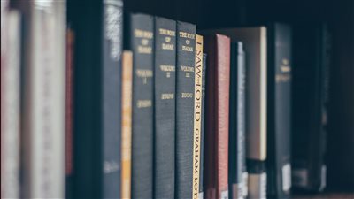 أسلوب حياة جديد مكتبة الشارع تنتشر في المدن الكبرى ورمزها رفوف كتب بلا مكتبات