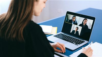 التحول نحو التوظيف القائم على المهارات يفتح آفاقًا لمن لا يحملون شهادات جامعية ويعيد تعريف الكفاءة في سوق الأعمال