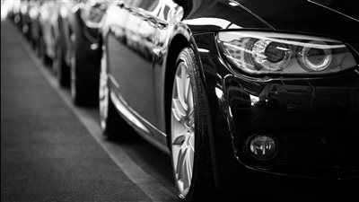 قصة فريق BMW الطلابي الأول المشاركين في تحدّي سيارة طاقة شمسية في أستراليا تواجه طقوس تقليدية واحترام الأرض في انطلاقة مهيبة