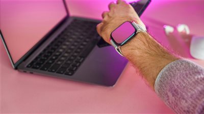 التحسين الذاتي يلتقي الذكاء الاصطناعي: نظام wearable جديد يرسل تنبيهات ذكية في الوقت المناسب لتحفيز السلوك الإيجابي 