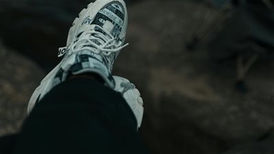 موضة الكاجوال الثوري: حذاء رياضي بتصميم مضاد للانزلاق والسعر ينافس الجوارب الفاخرة