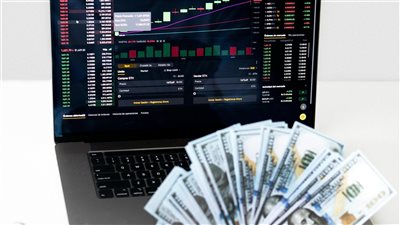 الدولار يتصدر المشهد: مؤشرات الأسواق العالمية تهتز وسط ترنّح الأسهم التقنية مع الترقّب لكلمة باول