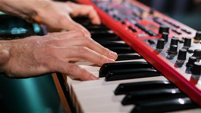 المشهد الموسيقي الإندونيسي يشهد نهضة مع إعادة اكتشاف pop kreatif التي تمزج روح عصر الثمانينات والتسعينات مع الإيقاعات المعاصرة