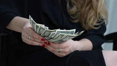 سعر صرف الجنيه المصري أمام الدولار يضغط على السوق المحلية وسط توقعات بموجة تضخم جديدة ليوم 23 أغسطس 2025